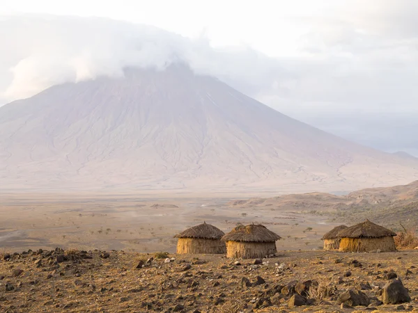 Massai-Dorf, Afrika, bei Sonnenaufgang. — Stockfoto