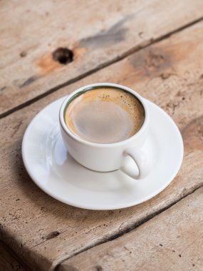 Beyaz bir bardak duble espresso