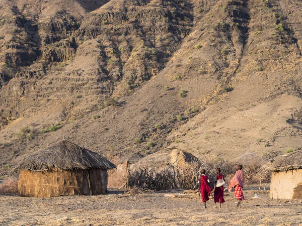 Drie kinderen lopen in een dorp Maasai — Stockfoto