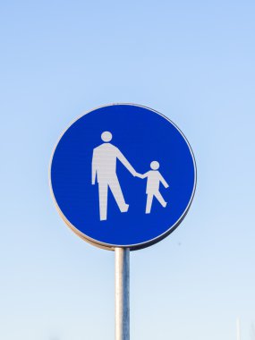 Yol işareti yayalar sadece
