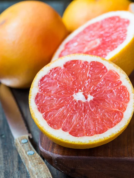 Grapefruits op een snijplank. — Stockfoto