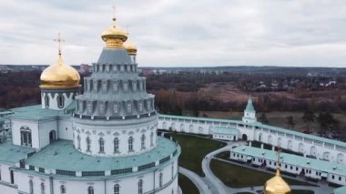 İHA saldırısı, kilisenin yanında uçmak ve manastır, saat kulesi ve çan sesleri.