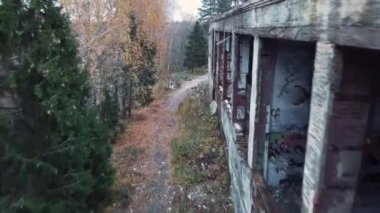 Drone saldırısı, yıkılmış bir binanın üzerinden uçmak, okula izin verilmesi, yüzme havuzunun tahrip edilmesi.