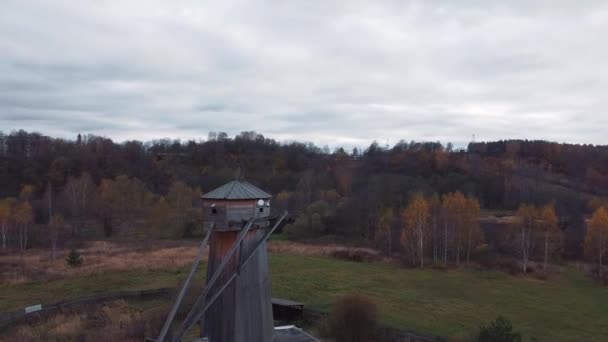 Förstörd Kvarn Stucken Drönare Mot Bakgrund Ett Fält Och Skog — Stockvideo