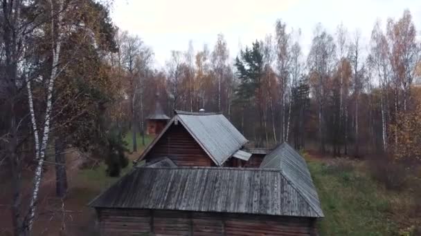 Drone Tiro Voando Sobre Uma Velha Casa Russa Entre Árvores — Vídeo de Stock