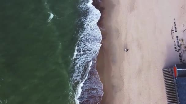 Schieten Vanuit Lucht Van Het Strand Zee Golven Lopen Het — Stockvideo