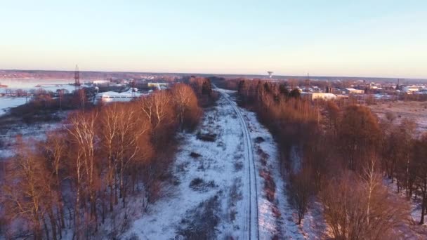 Demiryolu Üzerinden Yumuşak Bir Uçuş Demiryolu Rayları Arasında Arka Planda — Stok video