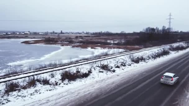 Demiryolu Yolda Pürüzsüz Bir Uçuş Bir Arabanın Geçtiği Yerde Kamera — Stok video