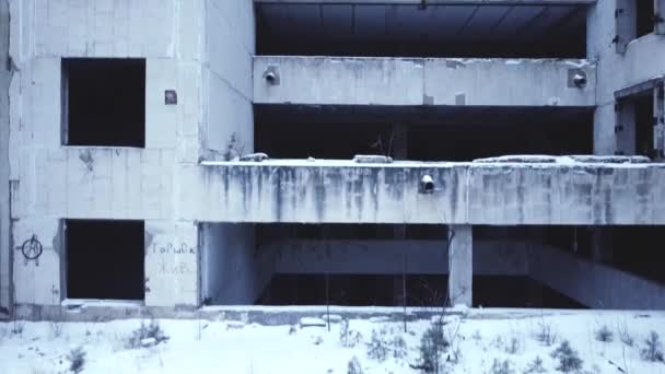 Soepele Vlucht Van Camera Schieten Een Verlaten Betonnen Gebouw Lege — Stockvideo