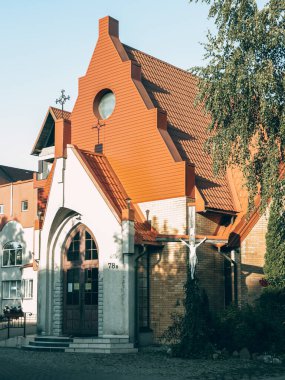 Katolik okulunun küçük evi, kırmızı ve beyaz renkli.