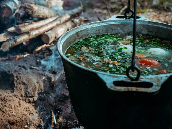 Natura Viaggi Turismo Grande Calderone Fuoco Con Zuppa Verdi Galleggianti — Foto Stock