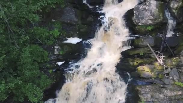 Voo Suave Drone Uma Pequena Cachoeira Água Flui Violentamente Longo — Vídeo de Stock