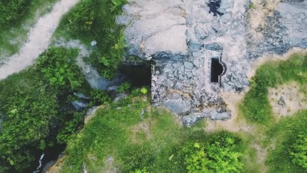Pürüzsüz Uçuş Yeraltı Mezarları Ateşleme Noktası Üst Görüş Yeşil Ağaçlar — Stok video