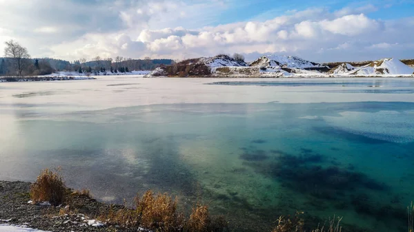 Baggersee Attenhausen Sontheim Winterlandschaft Mit Blauem Himmel Und Schöner Wolkenstimmung lizenzfreie Stockfotos