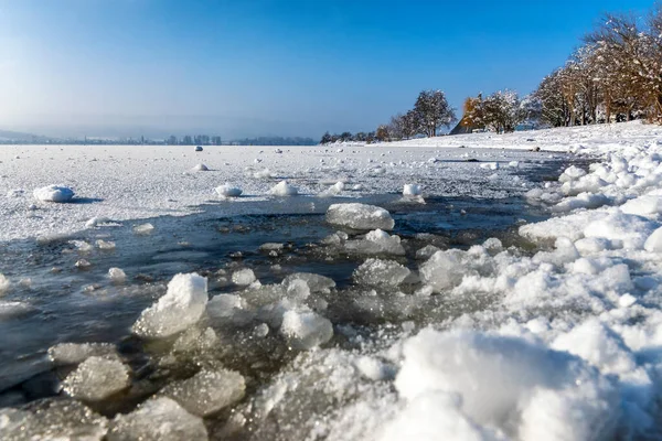 Winterurlaub Schönen Bodensee Mit Seeblick Und Viel Schnee lizenzfreie Stockbilder