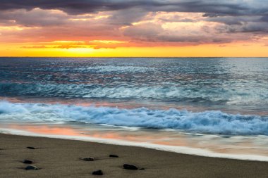 Deniz kenarında güzel bir bulutlu yaz tatili.