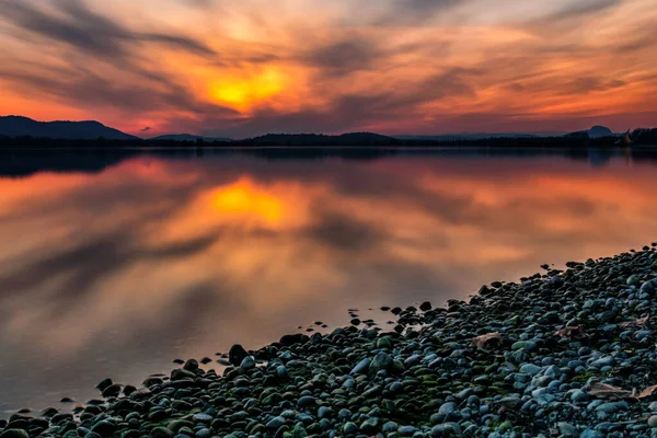 康斯坦茨湖上五彩缤纷的色彩 有着美丽的云彩情调 夕阳西下的湖滨 — 图库照片