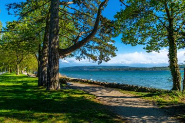 Tatiller güzel Constance Gölü 'nde mavi gökyüzüyle