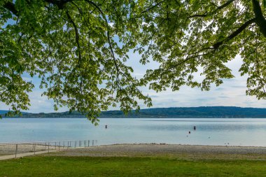 Yazları mavi gökyüzü ile güzel Constance Gölü 'nde