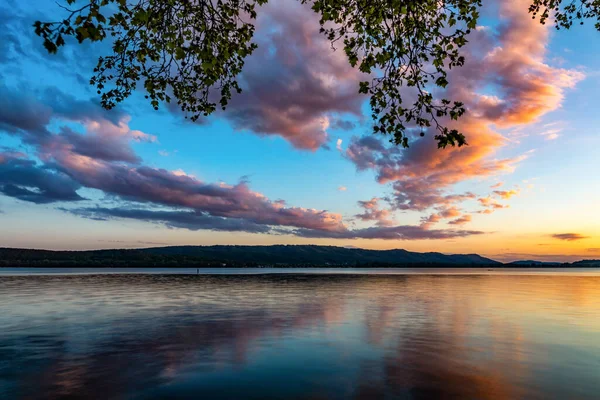 美丽的康斯坦茨湖上美丽的红霞 — 图库照片