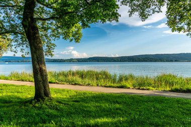 Mavi gökyüzü ve güneşli Constance Gölü yazı