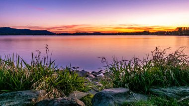 Gökyüzünde güzel renkler olan Constance Gölü kıyılarında romantik günbatımı
