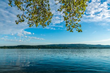 Güzel Constance Gölü 'nde tatiller masmavi gökyüzü ve güneşli yaz zamanı
