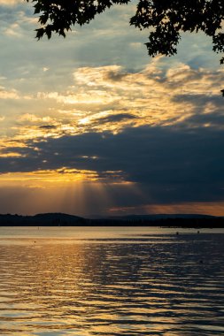 Constance Gölü 'nde renkli gün batımı 