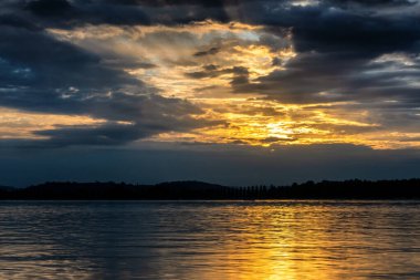 Gün batımında dramatik güzel sağanak
