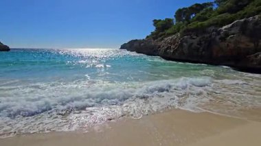 Mallorca 'daki Cala Anguila plajında turkuaz dalgalar