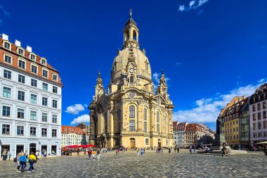 Frauenkirche Dresden 'in açık mavi gökyüzü altındaki genel manzarası. 18 Ekim 2025 Dresden, Saksonya, Almanya