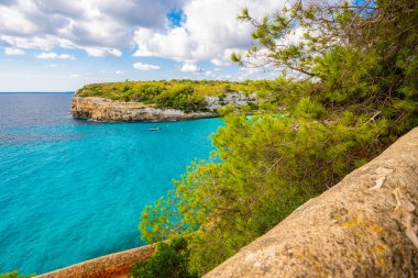 Sahile giden yol Cala Romantika Yazı 