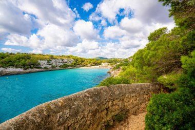 Cala Romantik Koyu 'nun panoramik manzarası turkuaz su, kayalık Mallorca, İspanya kıyı şeridi