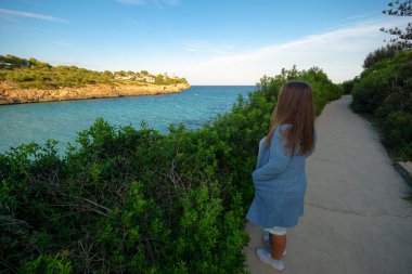 Cala Anguila Mallorca 'da Turkuaz Körfezi ve Doğa Yolu' na Bakan Kadın