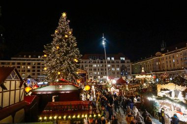 Ünlü ve şenlikli Dresdner Striezelmarkt 4 Aralık 2025 gecesi.