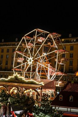 Ünlü ve şenlikli Dresdner Striezelmarkt 4 Aralık 2025 gecesi.