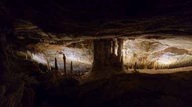 Mallorca 'daki Cuevas del Drach' ın içinde görkemli Stalactites ve kireç taşı oluşumları