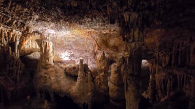 Mallorca 'daki Cuevas del Drach' ın içinde görkemli Stalactites ve kireç taşı oluşumları