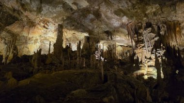 Mallorca 'daki Cuevas del Drach' ın içinde görkemli Stalactites ve kireç taşı oluşumları