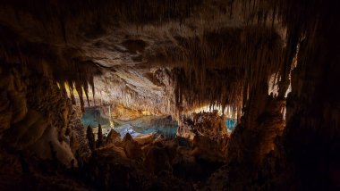 Mallorca 'daki Cuevas del Drach' ın içinde görkemli Stalactites ve kireç taşı oluşumları