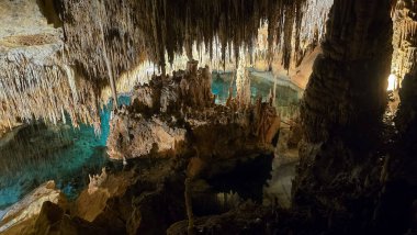 Mallorca 'daki Cuevas del Drach' ın içinde görkemli Stalactites ve kireç taşı oluşumları