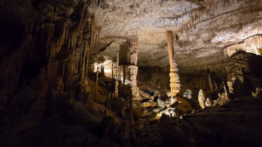 Mallorca 'daki Cuevas del Drach' ın içinde görkemli Stalactites ve kireç taşı oluşumları
