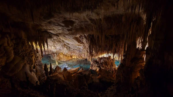 Mallorca 'daki Cuevas del Drach' ın içinde görkemli Stalactites ve kireç taşı oluşumları