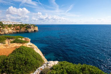 Mallorca 'daki kayalık kayalıkların yüksek açılı manzarası ve derin mavi Akdeniz