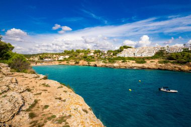 Mallorca İspanya 'da turkuaz su ve teknelerle Cala Romantica sahilinin manzarası