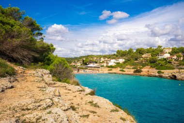 Mallorca İspanya 'da turkuaz su ve teknelerle Cala Romantica sahilinin manzarası
