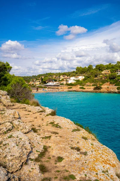 Mallorca İspanya 'da turkuaz su ve teknelerle Cala Romantica sahilinin manzarası