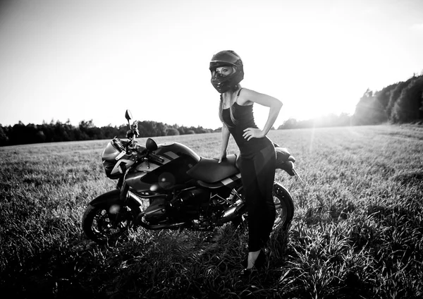 Красива жінка на мотоциклі. чорно-білий — стокове фото