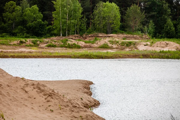 Meer reflecties van fall gebladerte. Kleurrijke herfst gebladerte werpt haar reflectie over de kalme wateren — Stockfoto