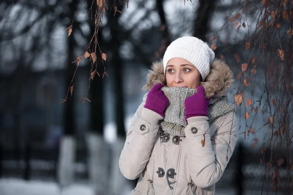 Bella ragazza capelli biondi ho vestiti invernali. Ritratto emotivo di un modello alla moda in cappotto bianco e basco in piedi al mare invernale. Tempo soleggiato. Stile francese. Colpo esterno — Foto Stock